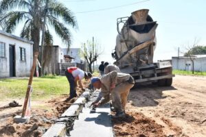 La municipalidad realiza trabajos de cordón cuneta y consolidación de suelo en calles del barrio las Tejas