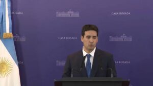 El Gobierno confía en aprobar la revisión del FMI, aunque no descarta pedir un waiver