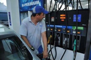 La venta de combustibles volvió a caer en agosto