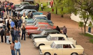 Alrededor de 40 vehículos forman parte del 14º Encuentro de Autos de Época