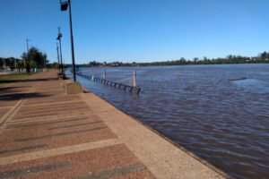 El río Uruguay superó los 10 metros y avanza por la Costanera baja de Concordia.