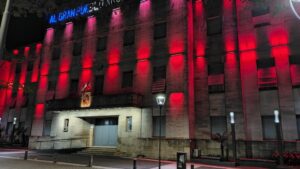 El palacio municipal se iluminó de rojo por el día mundial contra la polio